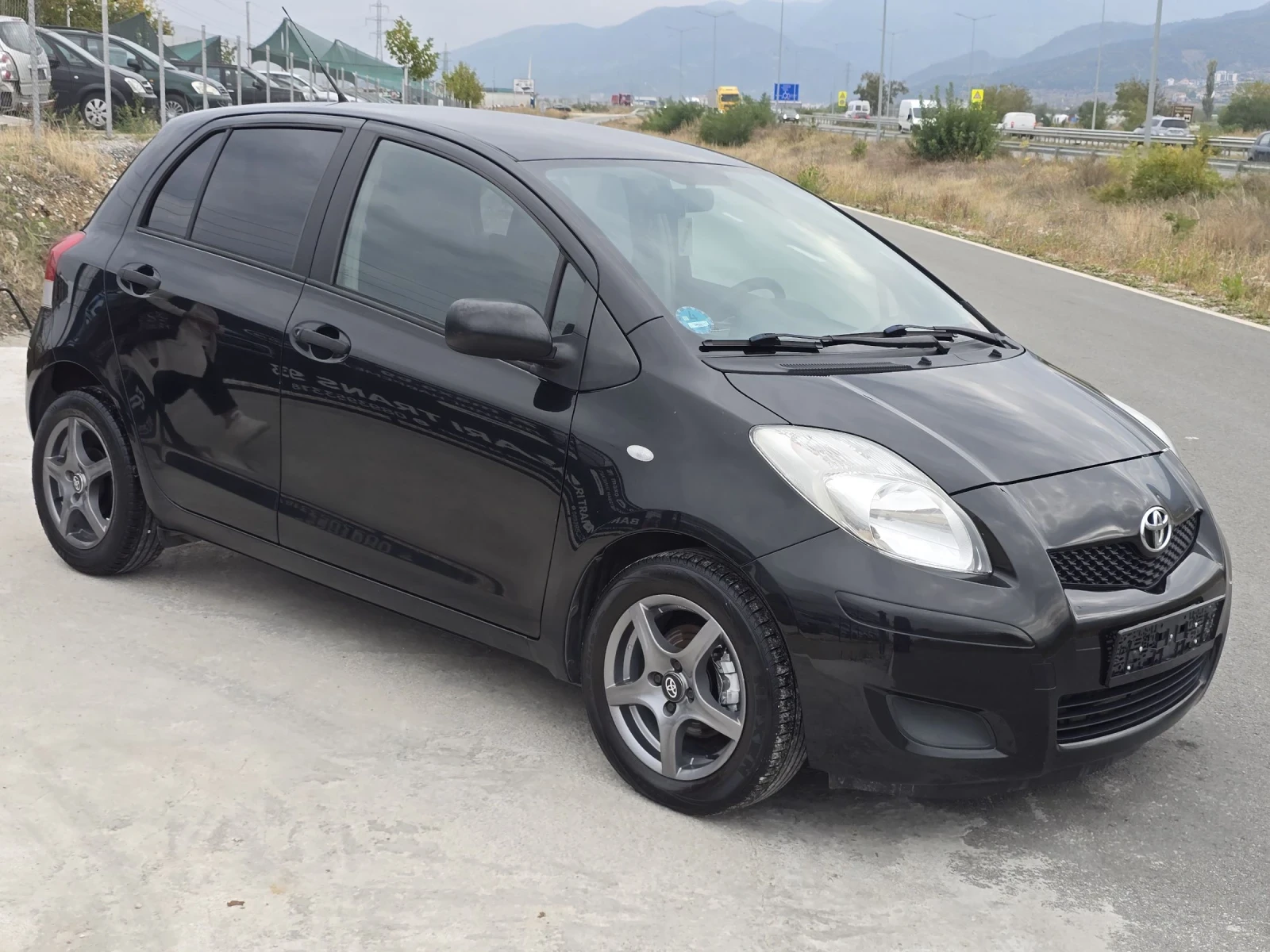 Toyota Yaris 1.3FACE/6СКОРОСТИ - изображение 3