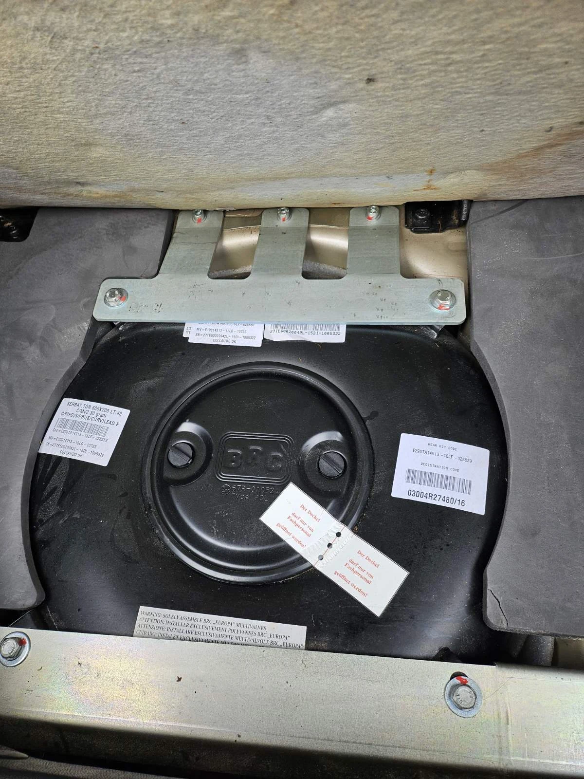 Ford Fiesta 1.4i бензин-газ, снимка 8 - Автомобили и джипове - 53953744