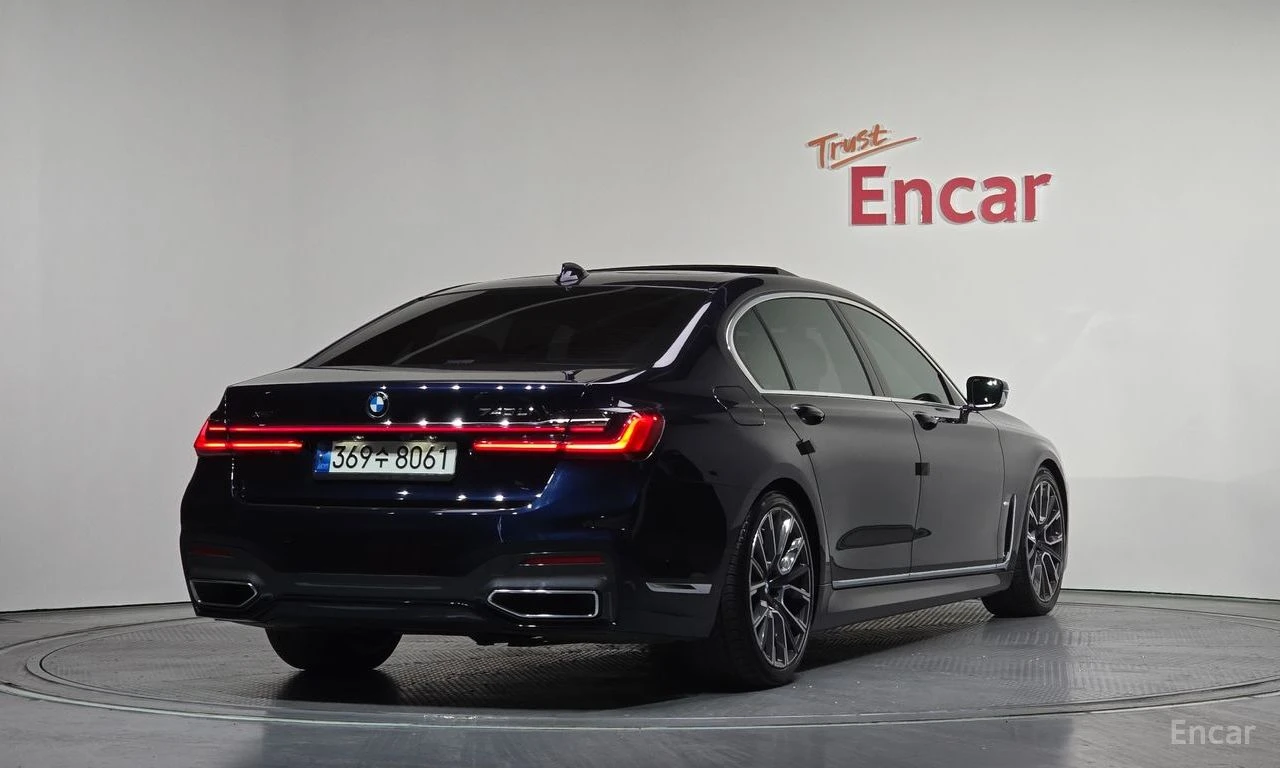 BMW 740 Li* XDRIVE* M-SPORT* DISTRONIC* HEAD-UP* 360* 3XTV, снимка 4 - Автомобили и джипове - 54480342