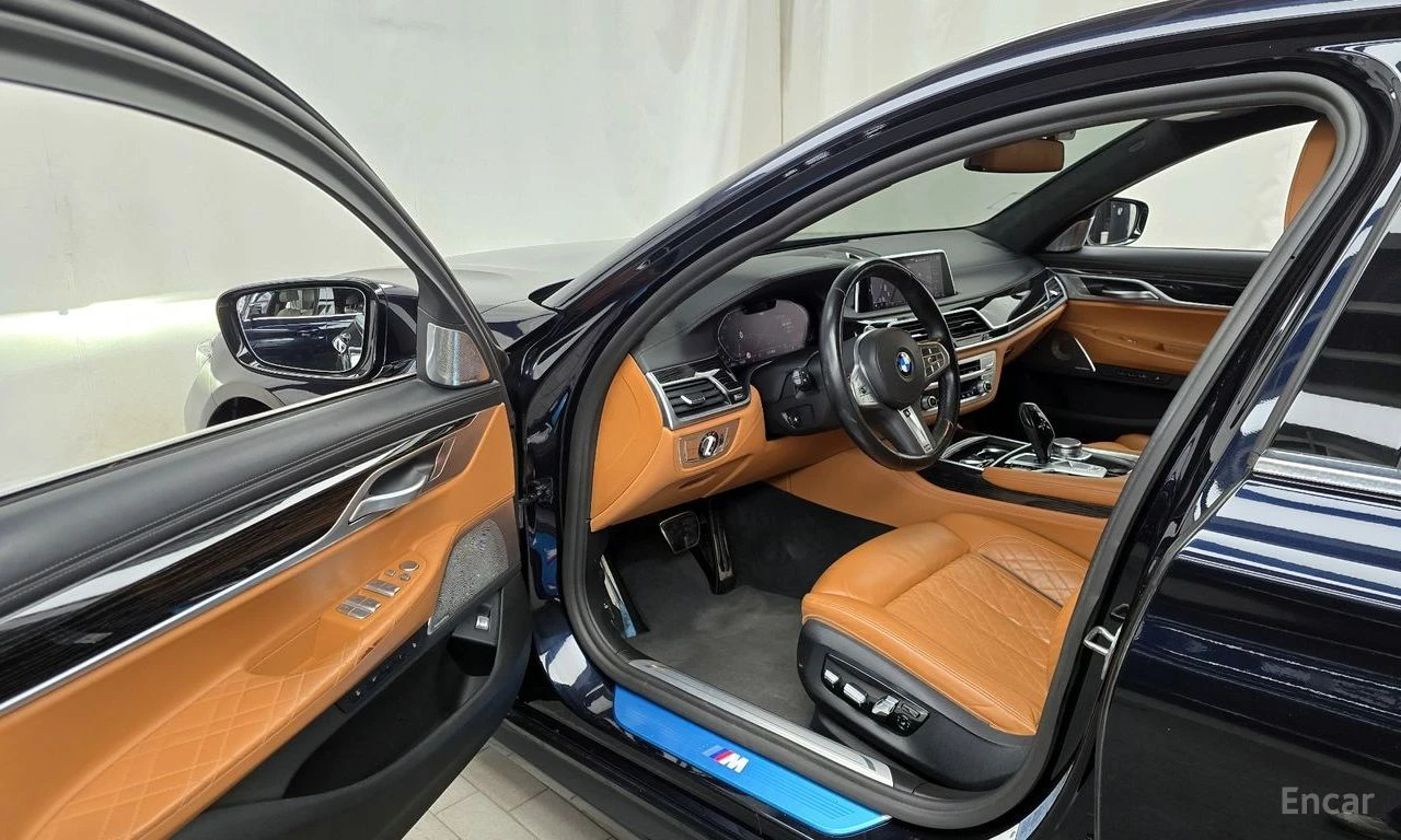 BMW 740 Li* XDRIVE* M-SPORT* DISTRONIC* HEAD-UP* 360* 3XTV, снимка 7 - Автомобили и джипове - 54480342