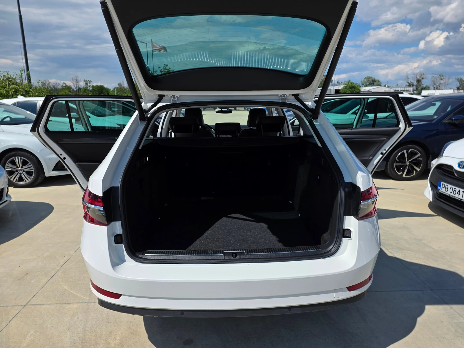 Skoda Superb С-Гаранция-А/Т -190кс, снимка 11 - Автомобили и джипове - 55222539