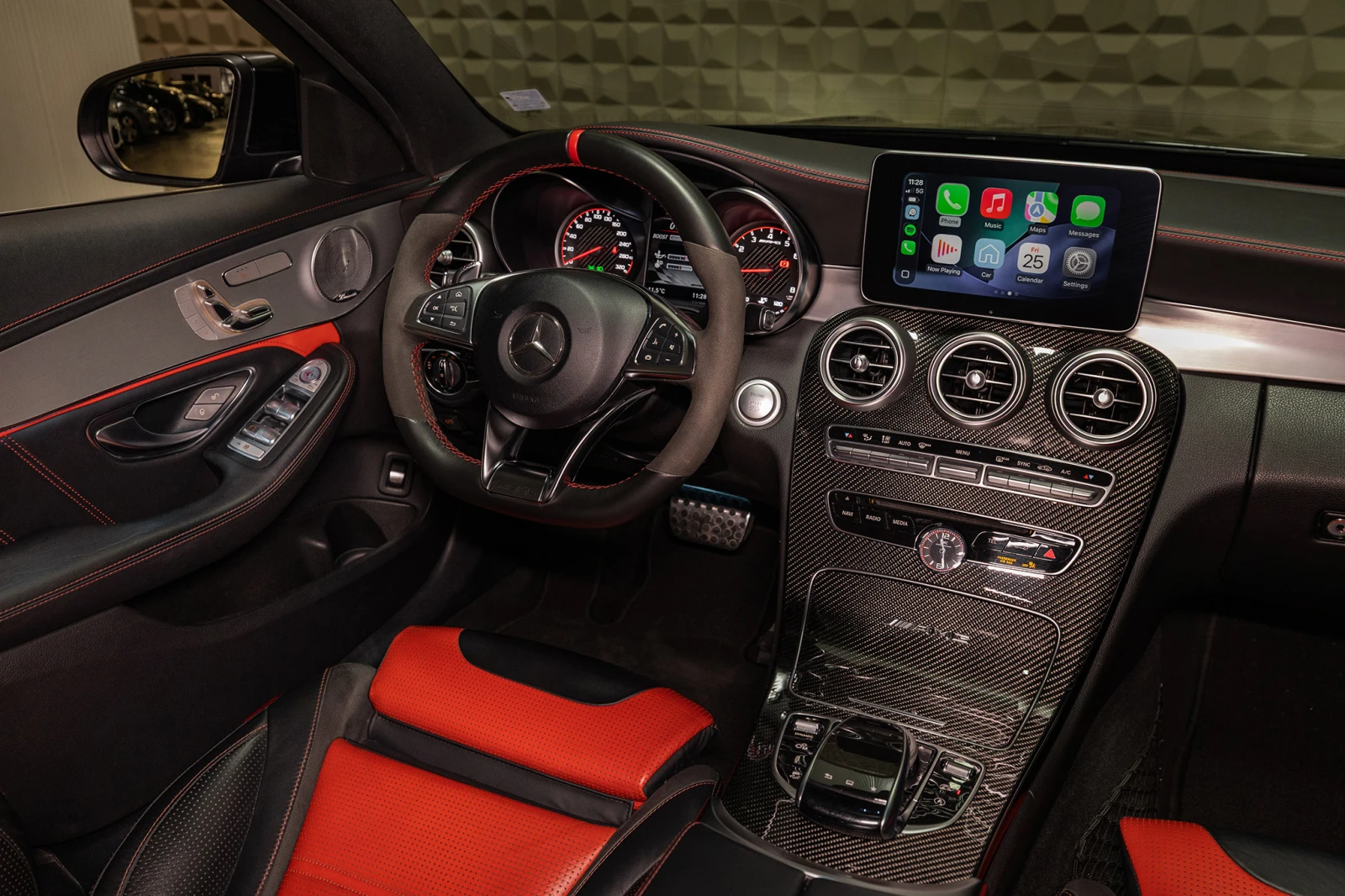 Mercedes-Benz C 63 AMG s| Distronic| Burmaster| Panorama| Гаранция, снимка 13 - Автомобили и джипове - 56257549
