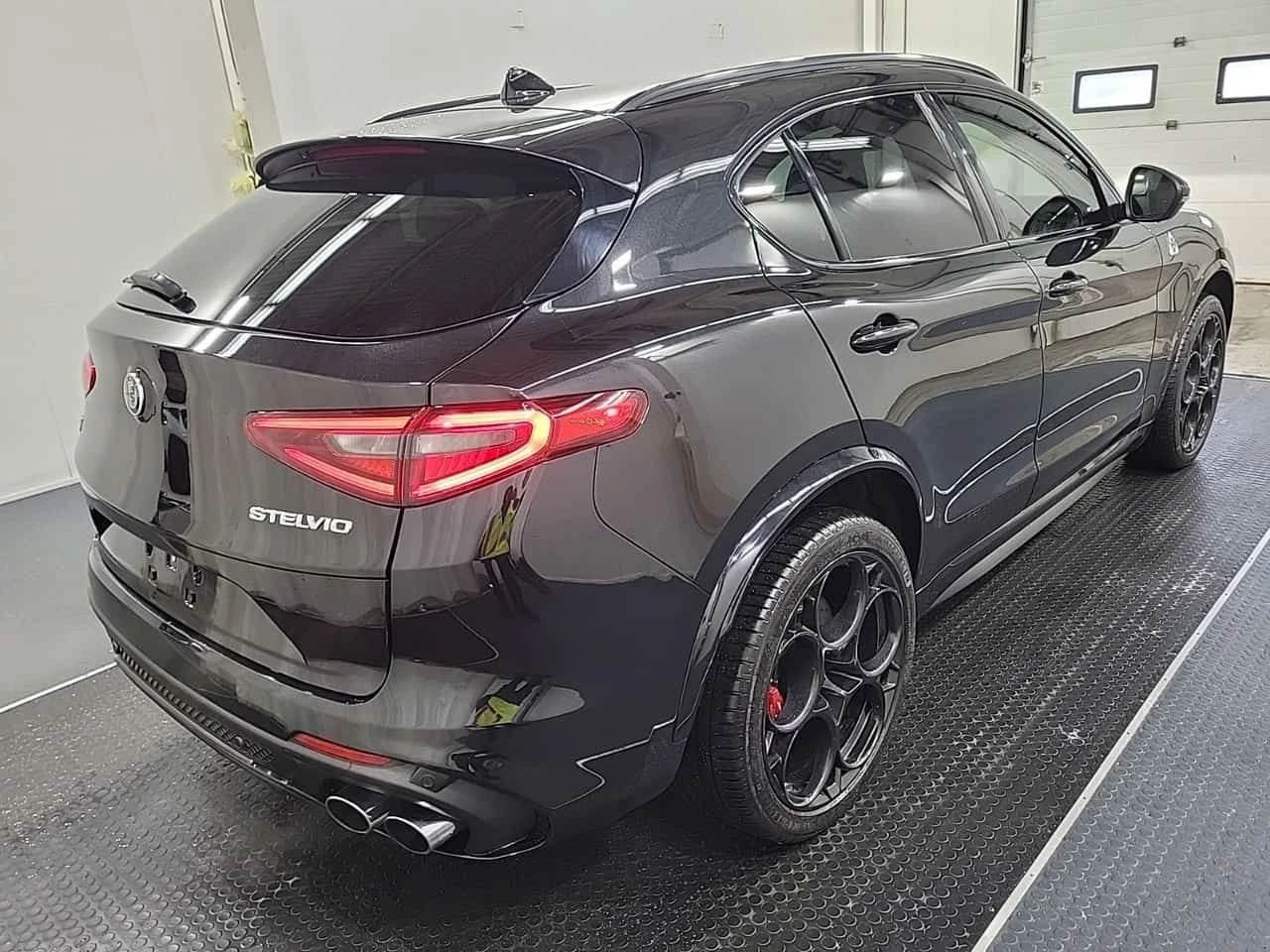 Alfa Romeo Stelvio  | V8 | QUADRIFOGLIO | DISTRONIC | ДВА КЛЮЧА | , снимка 3 - Автомобили и джипове - 53950532