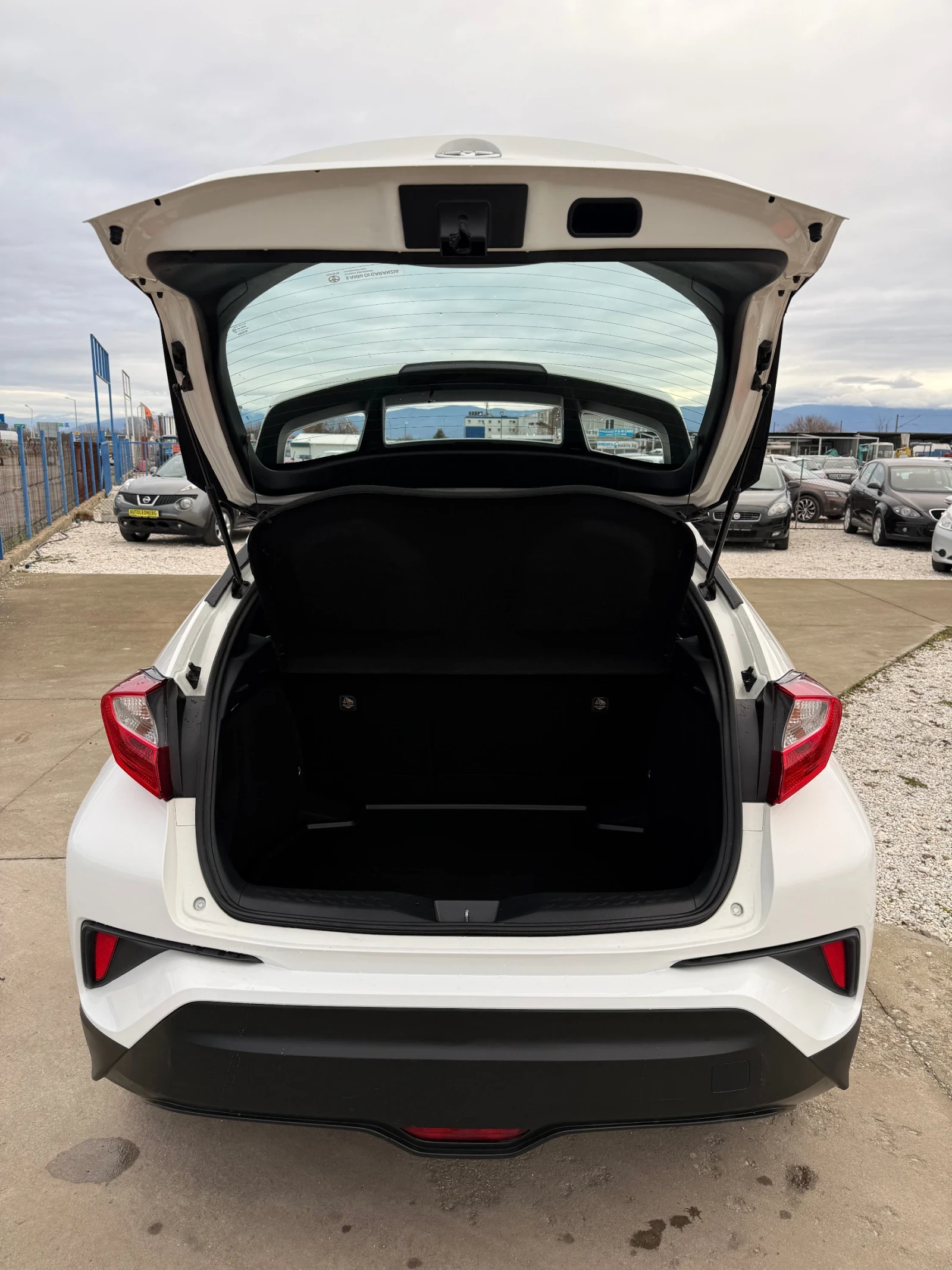 Toyota C-HR 1.8 HYBRID, снимка 14 - Автомобили и джипове - 55784885