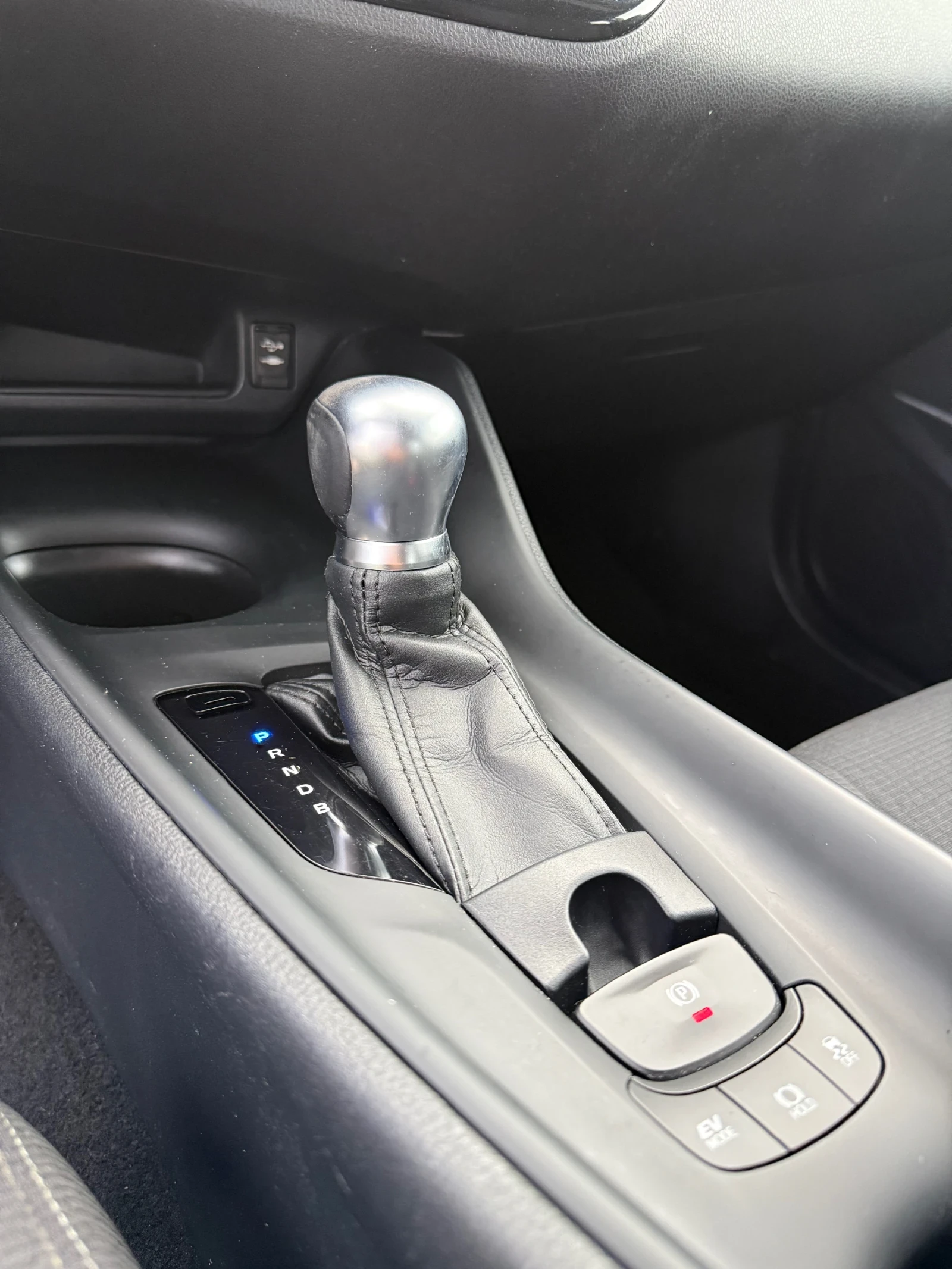 Toyota C-HR 1.8 HYBRID, снимка 12 - Автомобили и джипове - 55784885