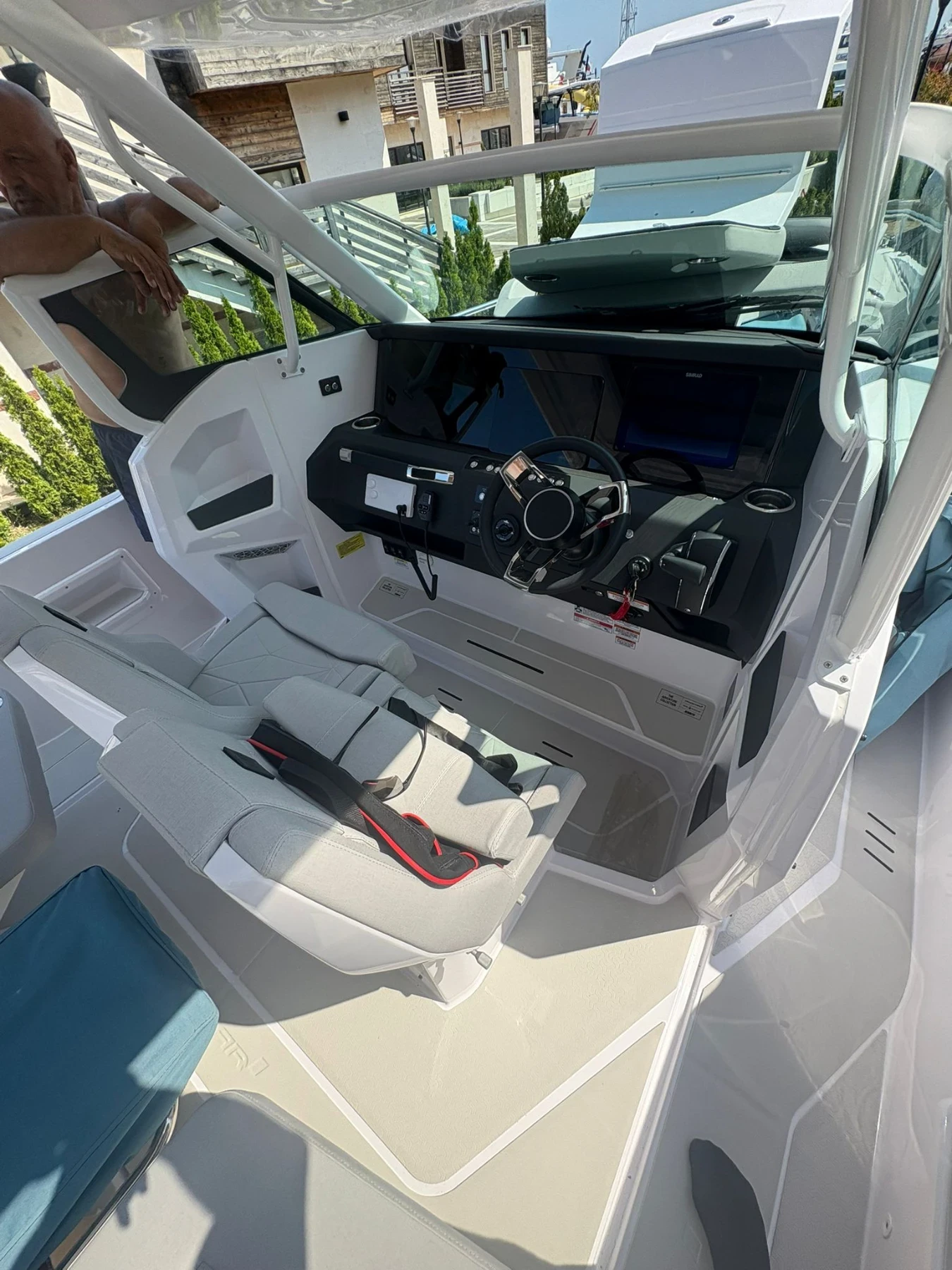 Моторна яхта Axopar 29 sun top, снимка 8 - Воден транспорт - 53837034