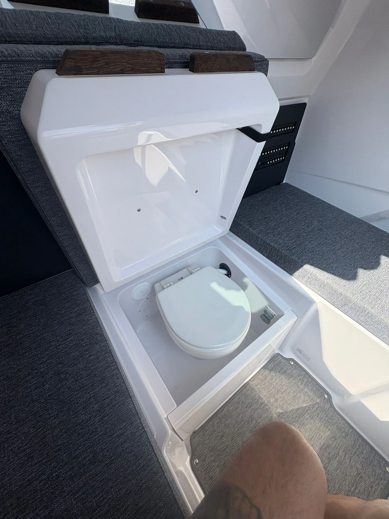 Моторна яхта Axopar 29 sun top, снимка 4 - Воден транспорт - 53837034