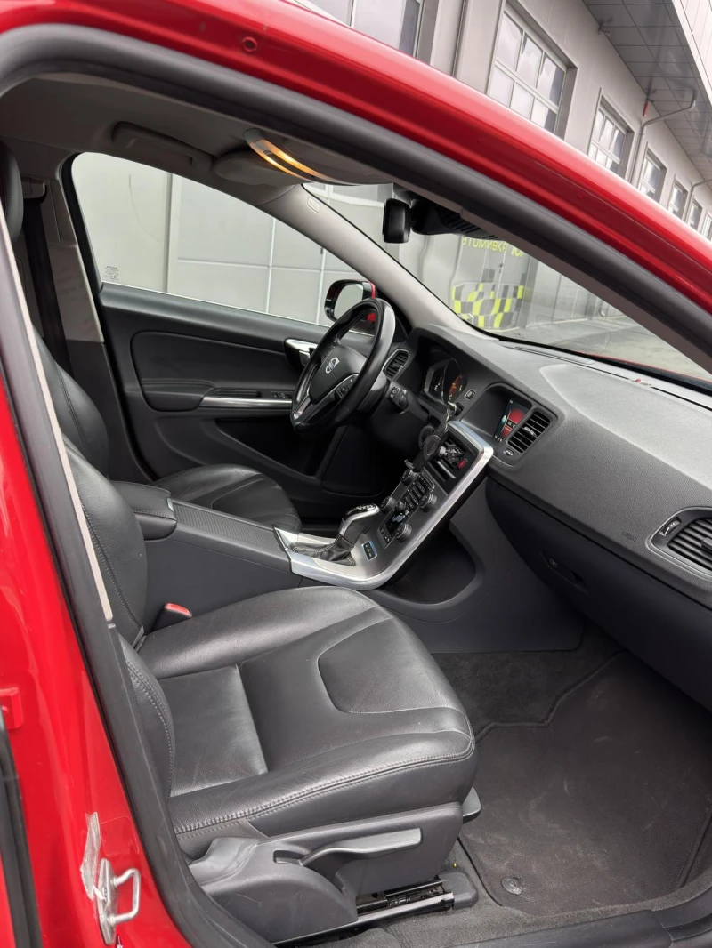 Volvo V60 2.4 D6 AWD Plug-In Hybrid Екстрова , снимка 7 - Автомобили и джипове - 53221246