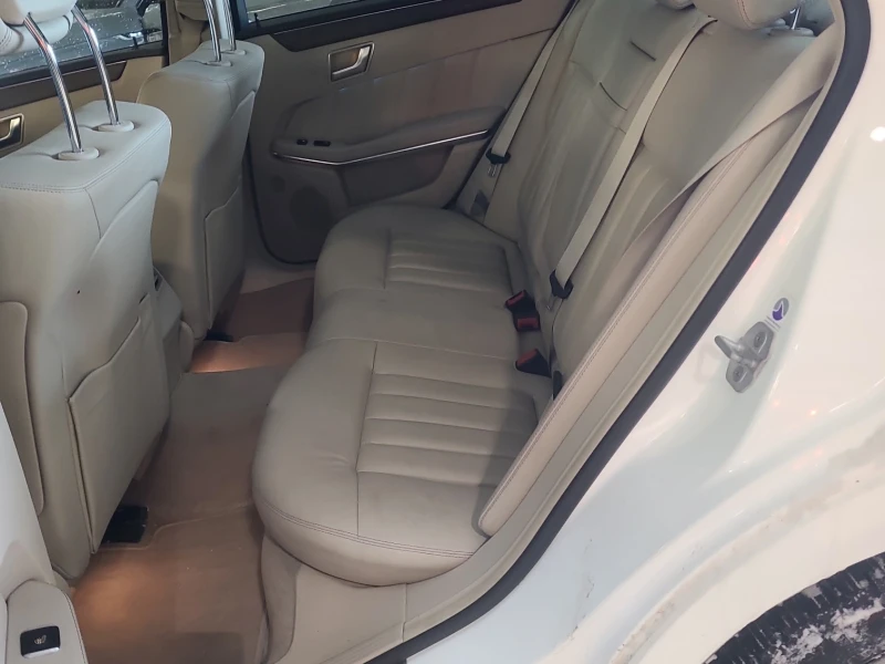 Mercedes-Benz E 400 4MATIC * * CARFAX * * АВТО КРЕДИТ * * , снимка 8 - Автомобили и джипове - 53237921