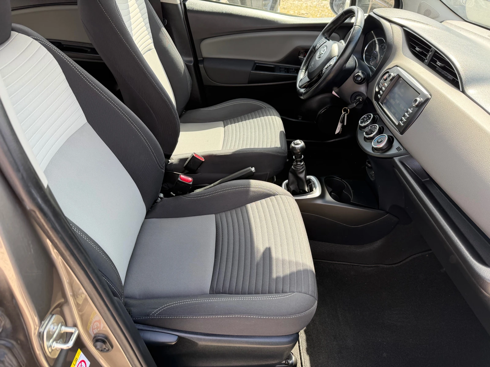 Toyota Yaris 1.4 D4D(КАТО НОВА), снимка 12 - Автомобили и джипове - 54148137