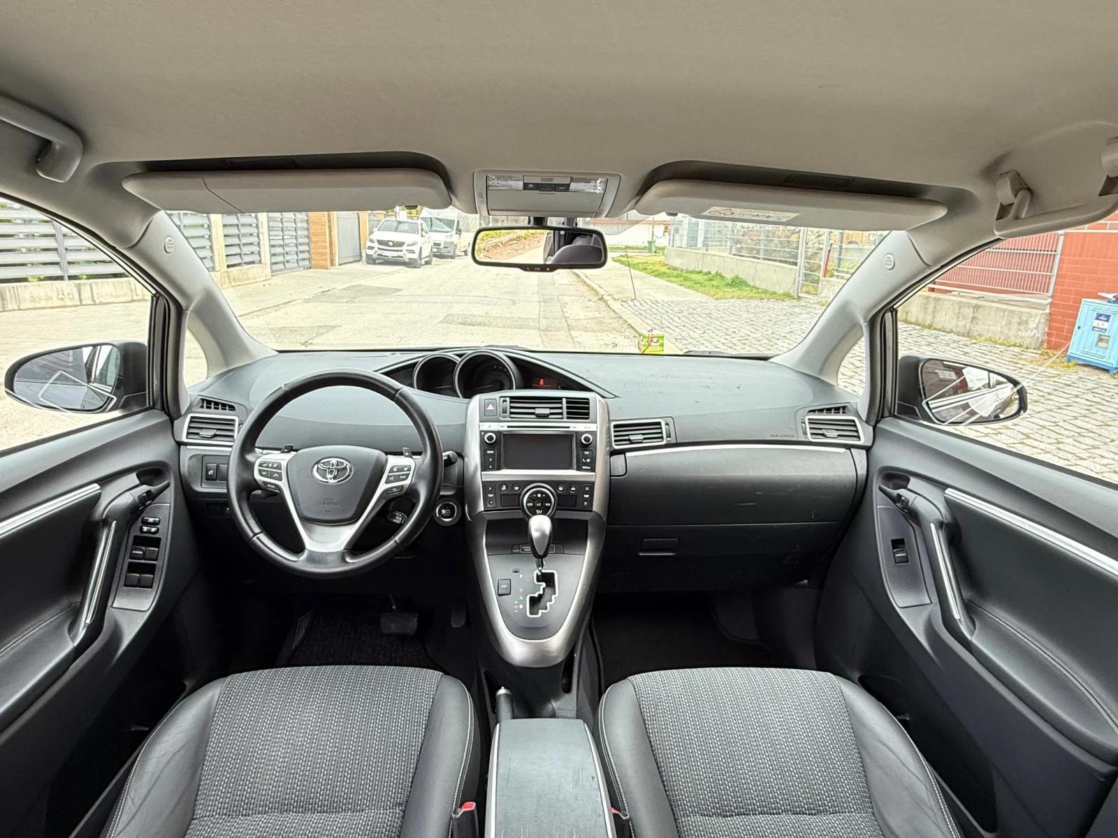 Toyota Verso 2.2D-FACELIFT-6+ 1-AVTOMAT-ШВЕЙЦАРИЯ, снимка 11 - Автомобили и джипове - 54220784