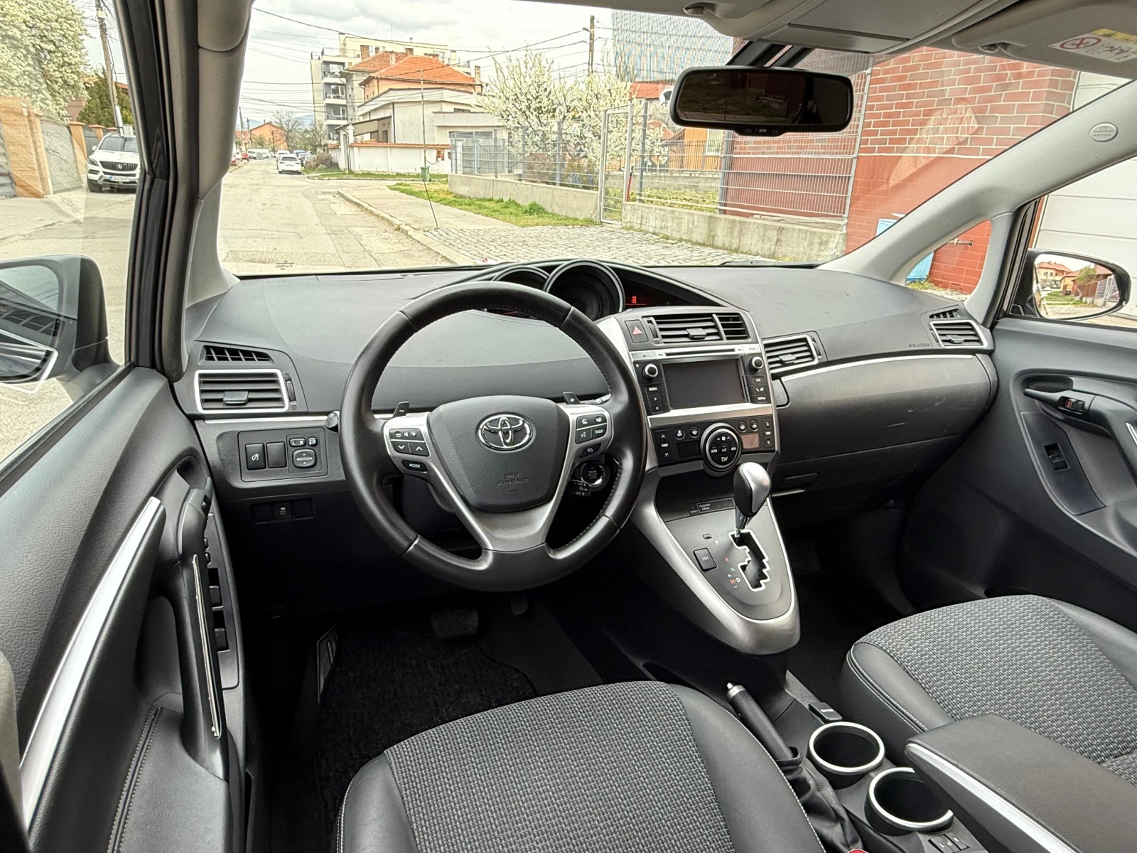 Toyota Verso 2.2D-FACELIFT-6+ 1-AVTOMAT-ШВЕЙЦАРИЯ, снимка 9 - Автомобили и джипове - 54220784