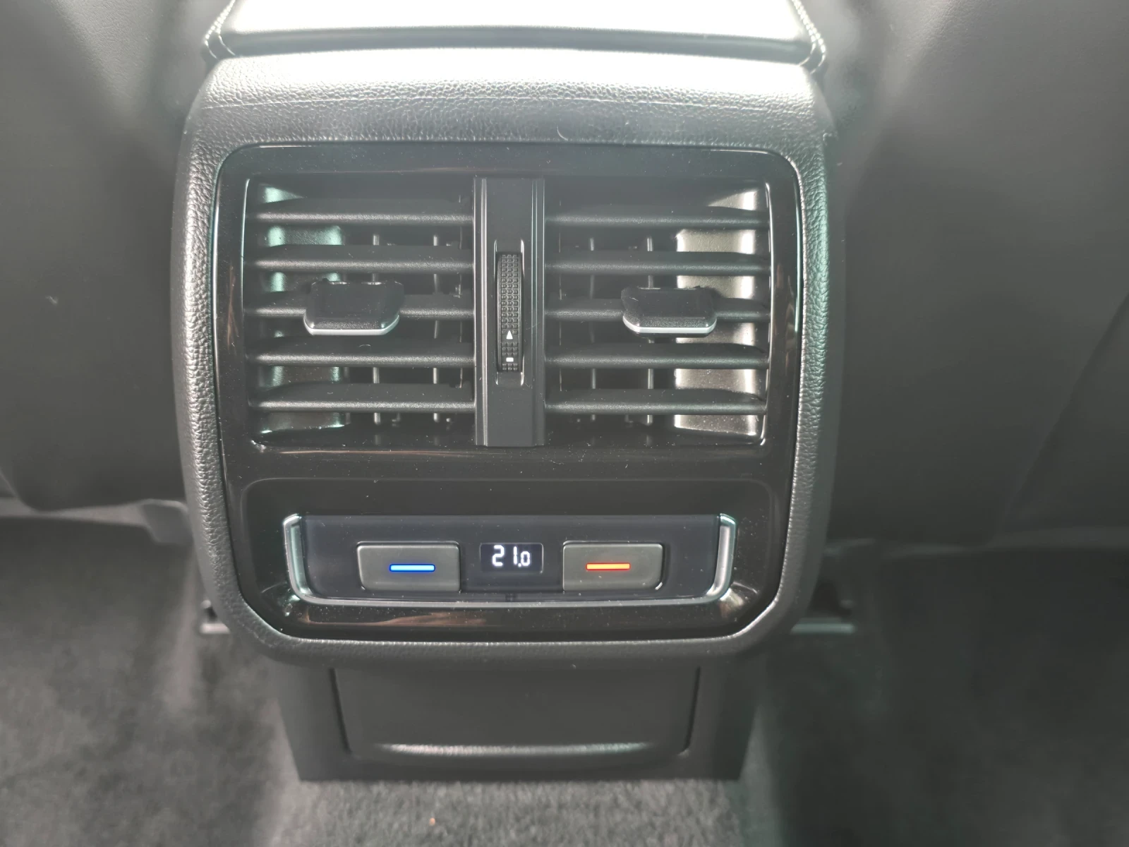 VW Passat R line/4* 4/140х.км/СЕРВ.История!, снимка 12 - Автомобили и джипове - 54548249