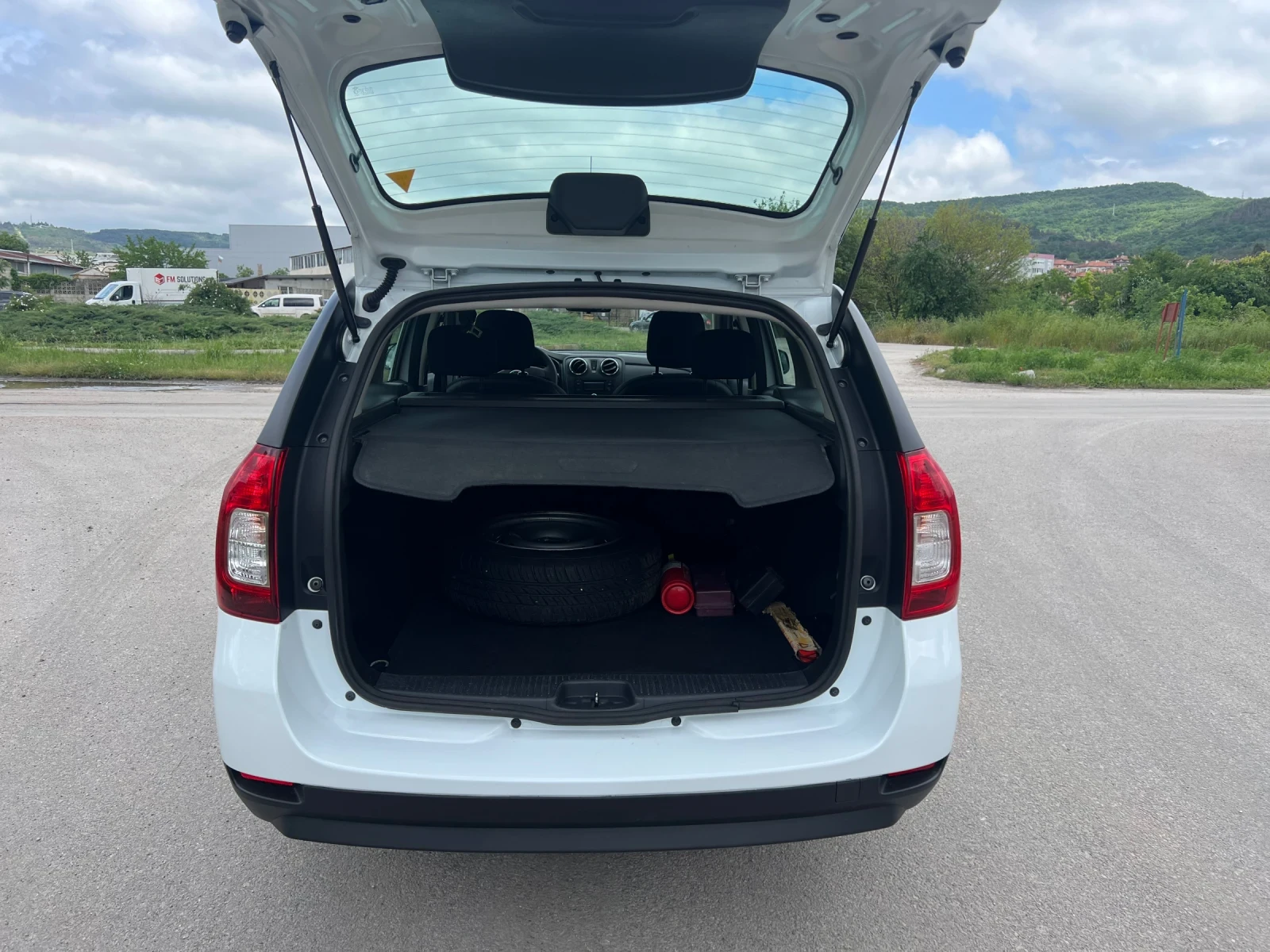 Dacia Logan MCV 1, 2 Gaz. inj., снимка 9 - Автомобили и джипове - 54653266