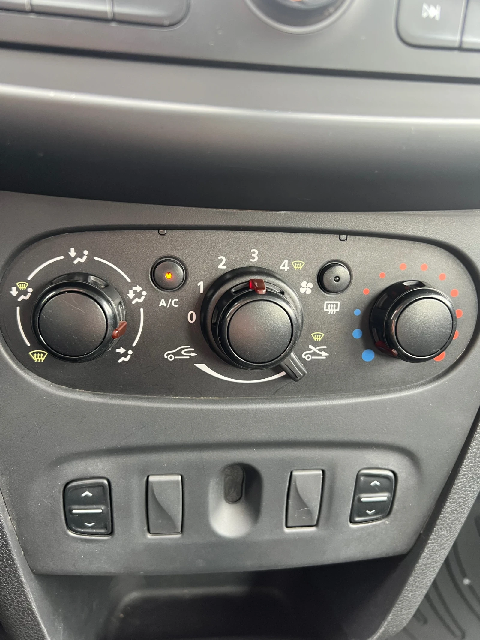 Dacia Logan MCV 1, 2 Gaz. inj., снимка 12 - Автомобили и джипове - 54653266