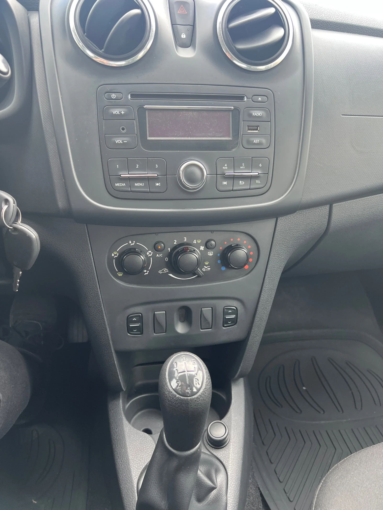 Dacia Logan MCV 1, 2 Gaz. inj., снимка 13 - Автомобили и джипове - 54653266