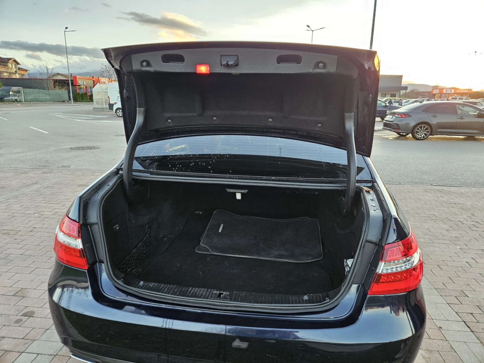 Mercedes-Benz E 350 AMG Пакет, снимка 12 - Автомобили и джипове - 54699373