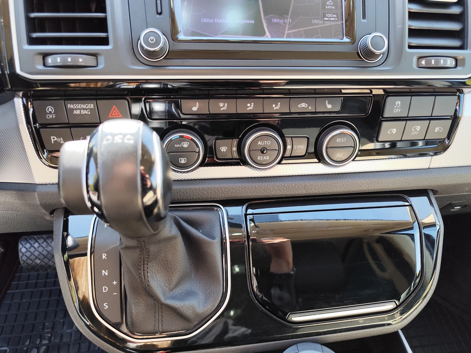 VW Multivan 2.0TDi/4X4/АВТОМАТИК/КОЖА/ПОДГРЕВ/7М /NAVI/CAMERA, снимка 10 - Автомобили и джипове - 56525355