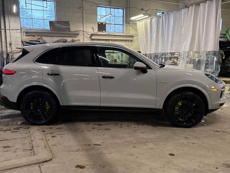 Porsche Cayenne E Hybrid  CARFAX, снимка 3 - Автомобили и джипове - 52726746