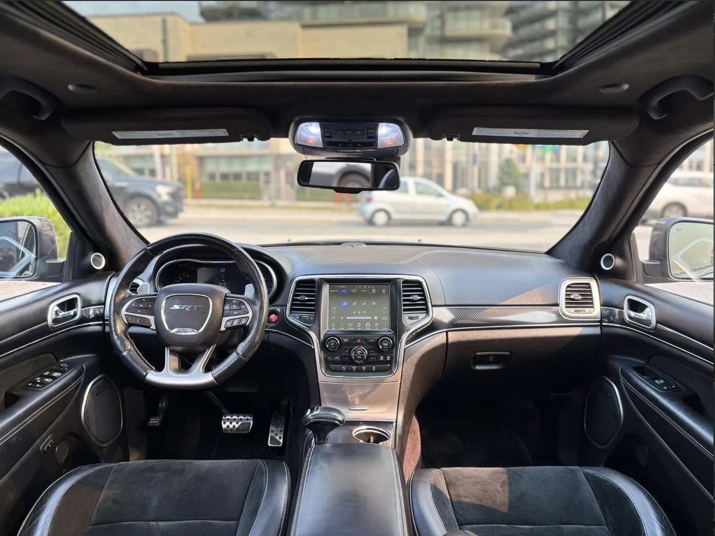 Jeep Grand cherokee SRT* 6.2* V8* 8ZF* ПОДГРЕВ* КАМЕРА* КЕЙЛЕС* LANE*  - изображение 9