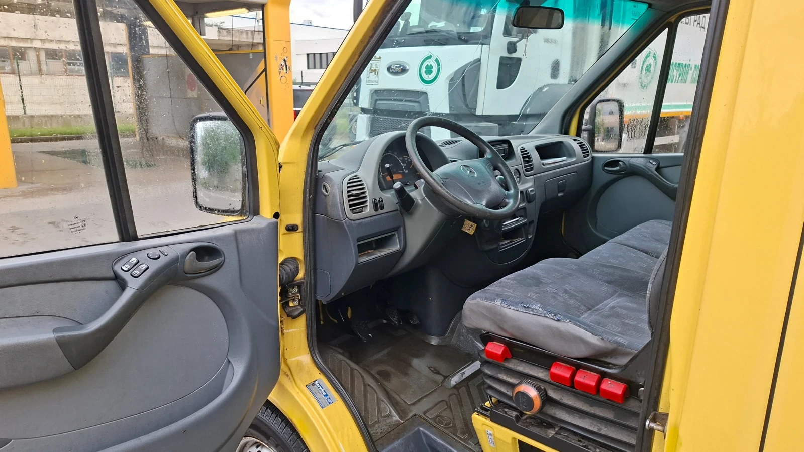 Mercedes-Benz Sprinter 208 Товарен, снимка 8 - Бусове и автобуси - 54649678