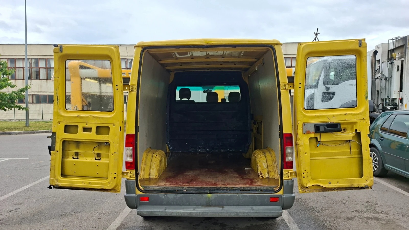 Mercedes-Benz Sprinter 208 Товарен, снимка 10 - Бусове и автобуси - 54649678