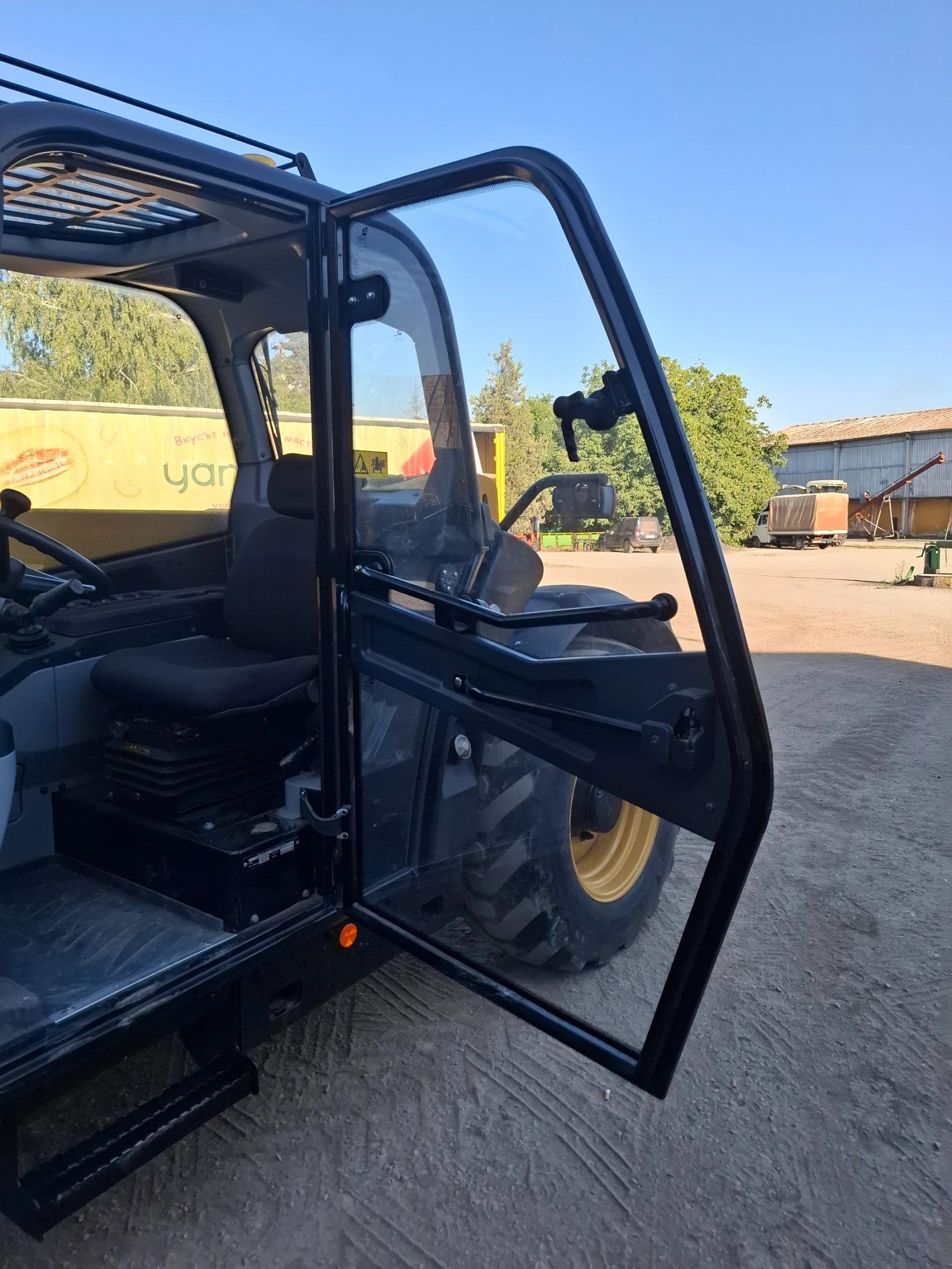 Телескопичен товарач Caterpillar Th337 - изображение 6