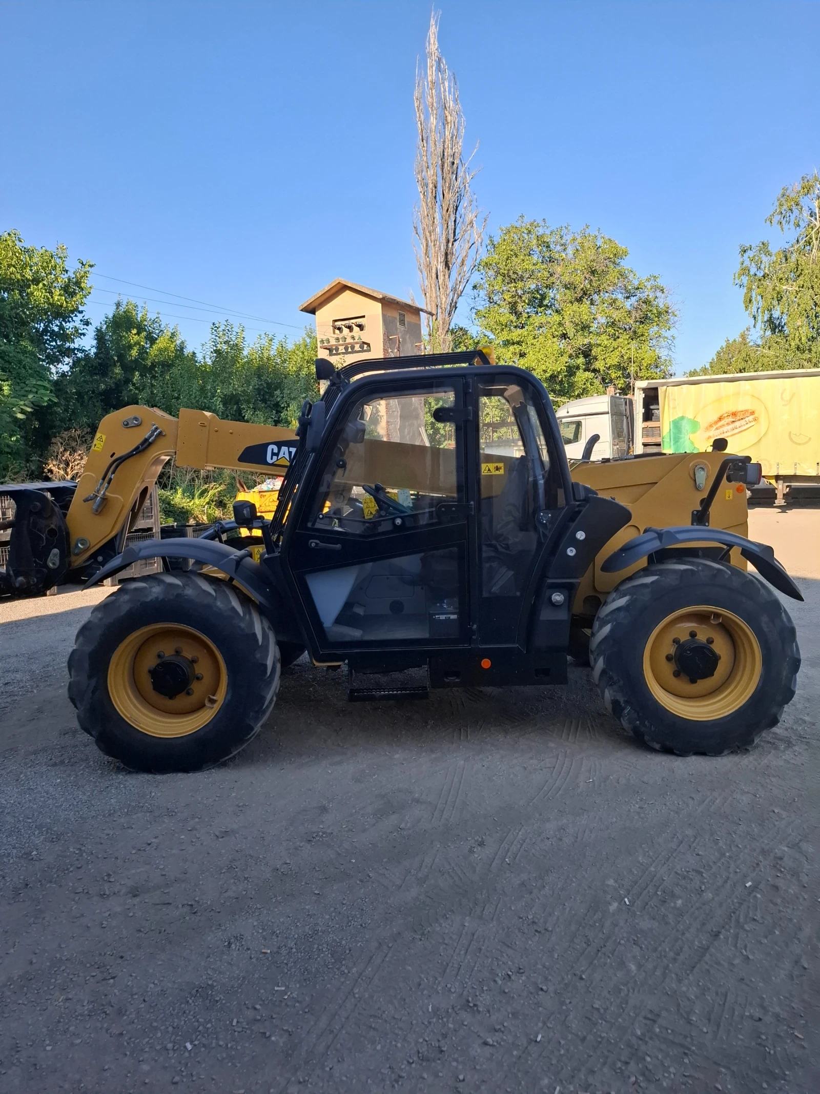 Телескопичен товарач Caterpillar Th337 - изображение 2