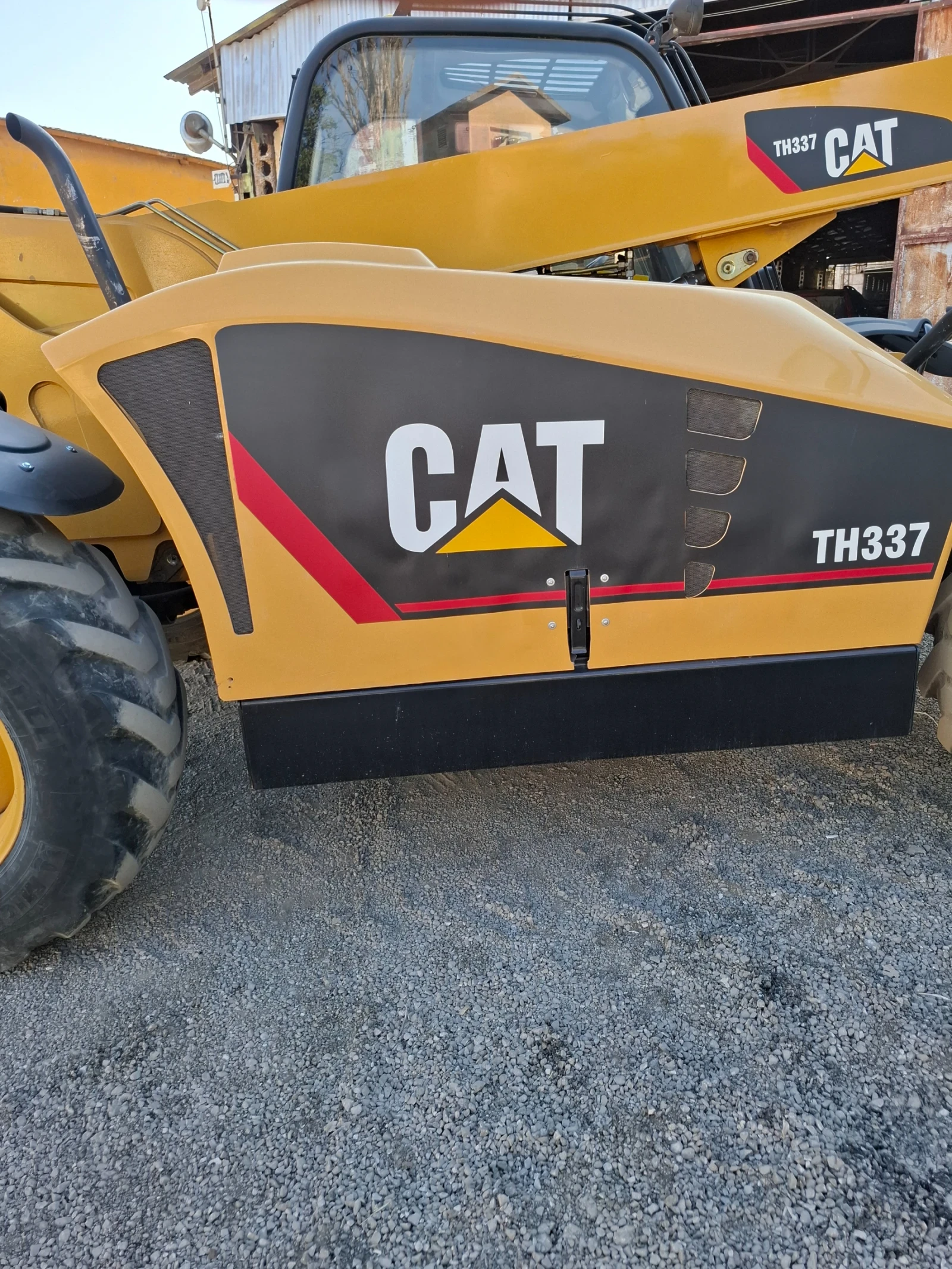 Телескопичен товарач Caterpillar Th337 - изображение 4