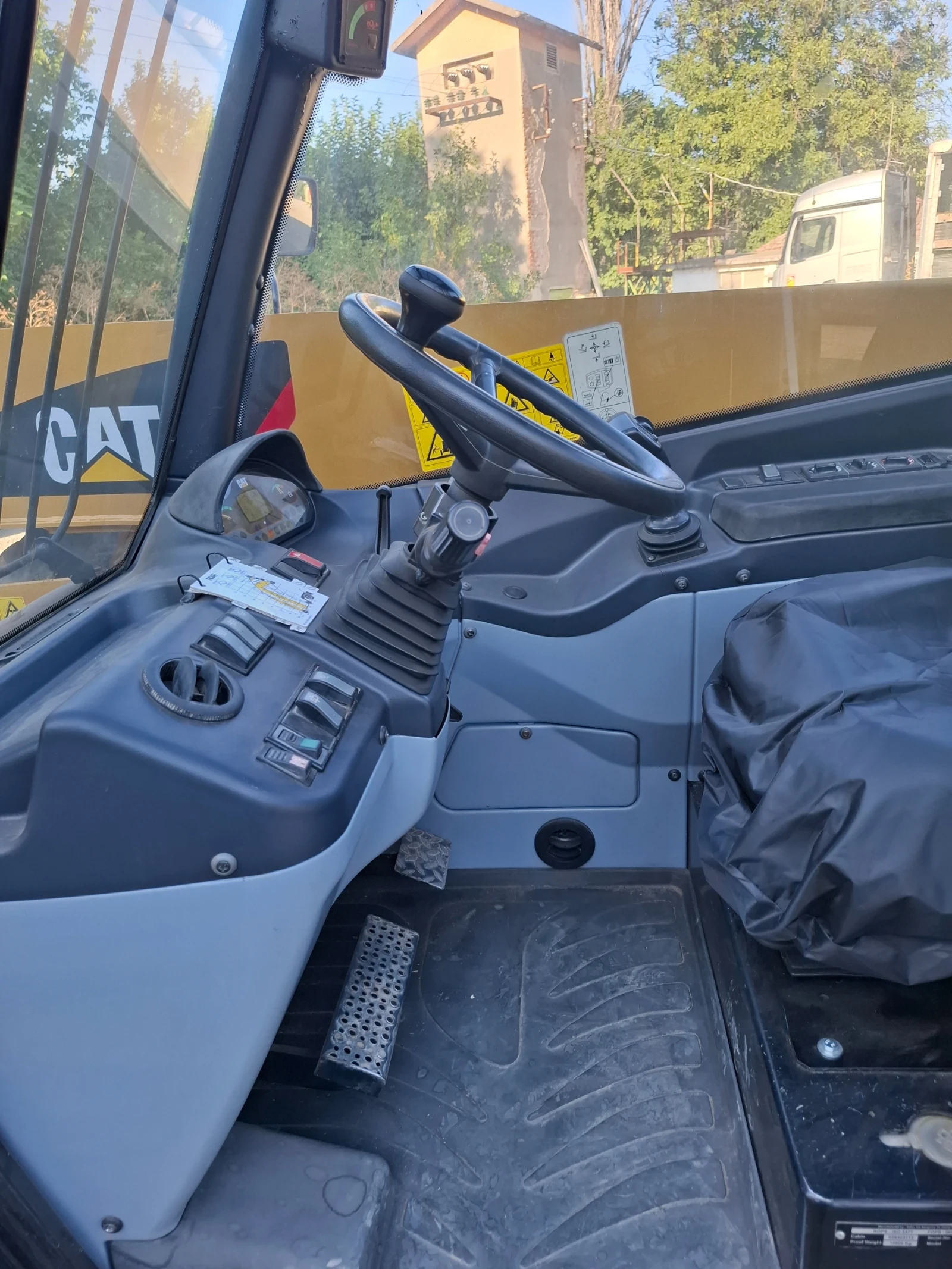Телескопичен товарач Caterpillar Th337 - изображение 8