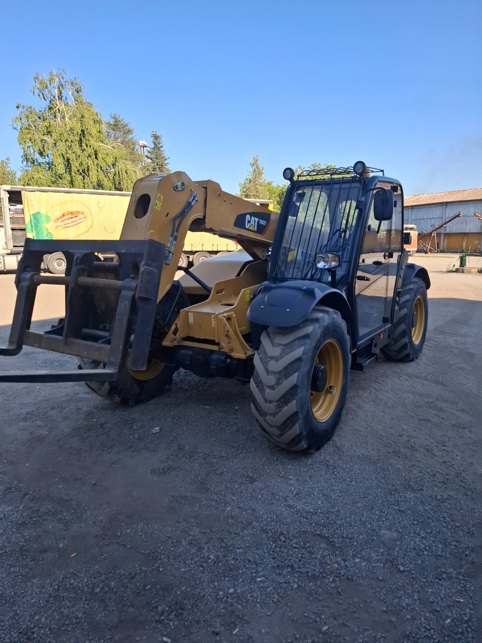 Телескопичен товарач Caterpillar Th337 - изображение 9