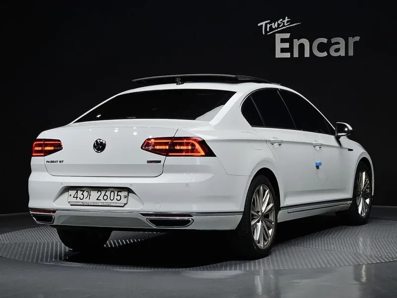 VW Passat 2.0 TDI, снимка 2 - Автомобили и джипове - 54299797