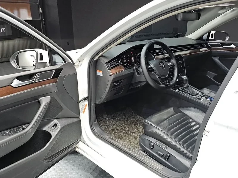 VW Passat 2.0 TDI, снимка 11 - Автомобили и джипове - 54299797