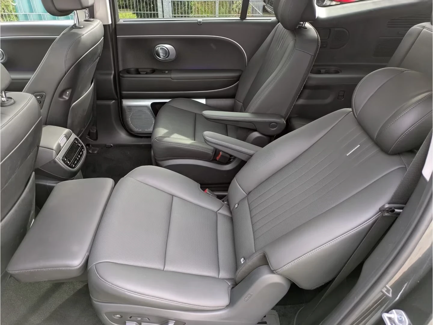 Hyundai IONIQ 9 UNIQ AWD 6 Seats PANO 360* DISTR HUD Winter Pack+ , снимка 12 - Автомобили и джипове - 54820872