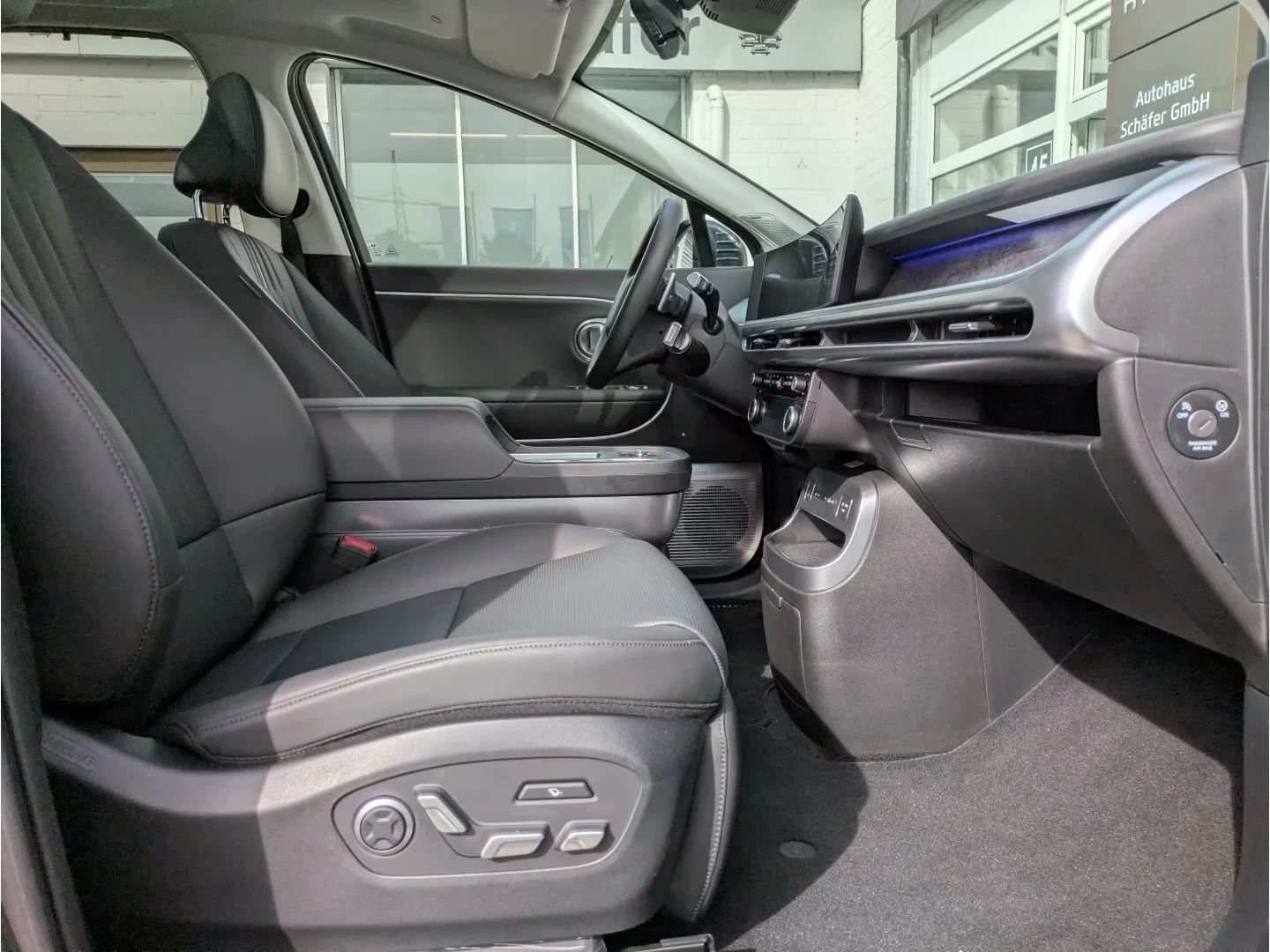 Hyundai IONIQ 9 UNIQ AWD 6 Seats PANO 360* DISTR HUD Winter Pack+ , снимка 4 - Автомобили и джипове - 54820872