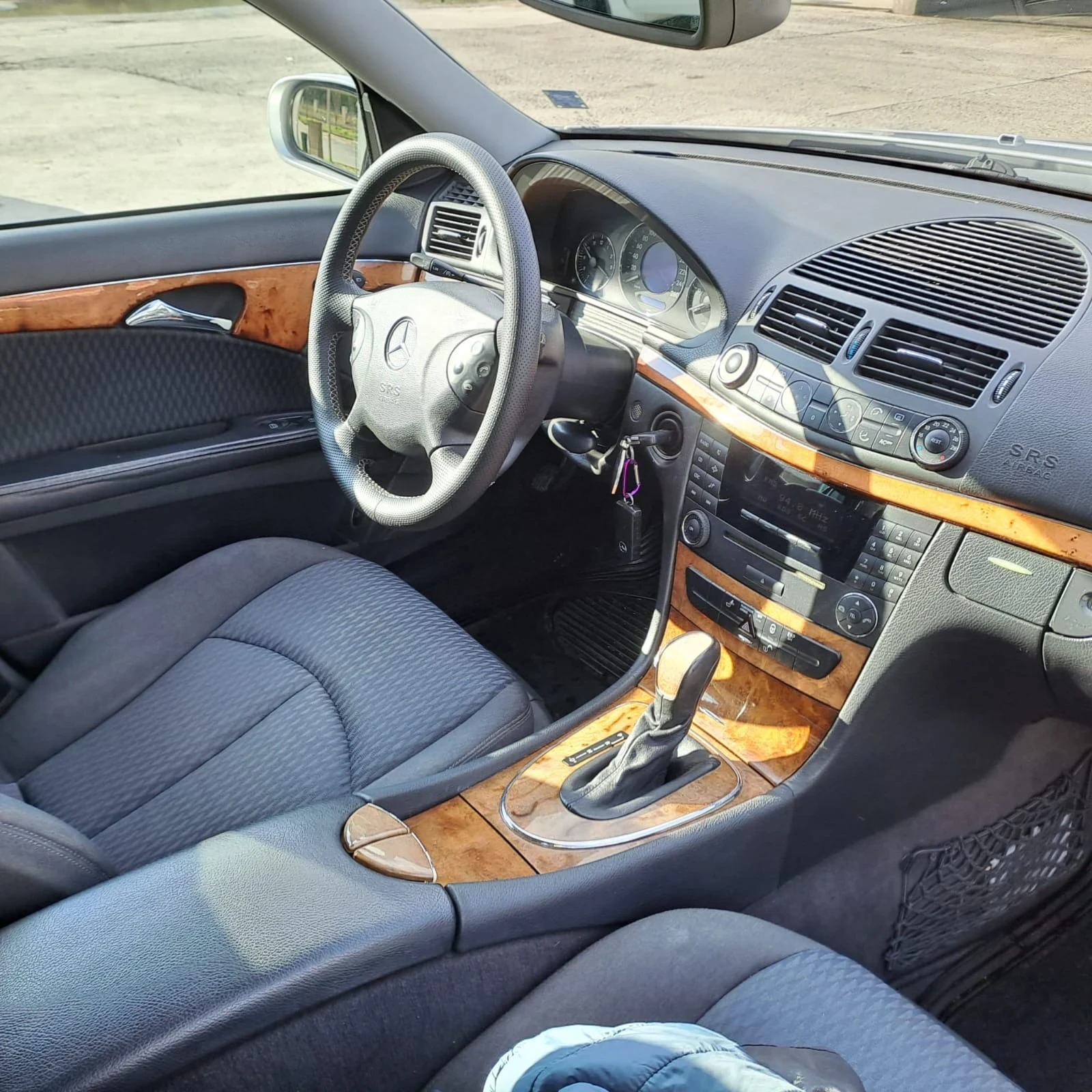 Mercedes-Benz E 220, снимка 5 - Автомобили и джипове - 55412325
