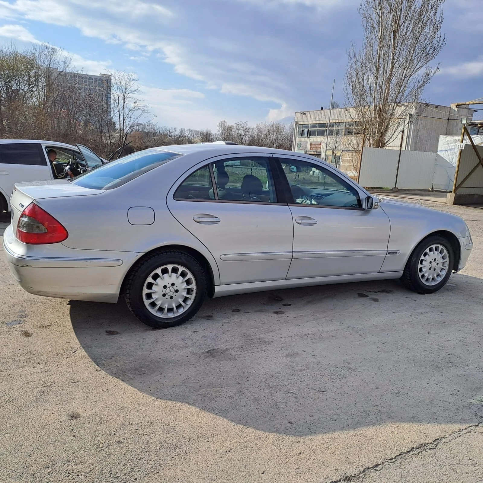 Mercedes-Benz E 220, снимка 2 - Автомобили и джипове - 55412325