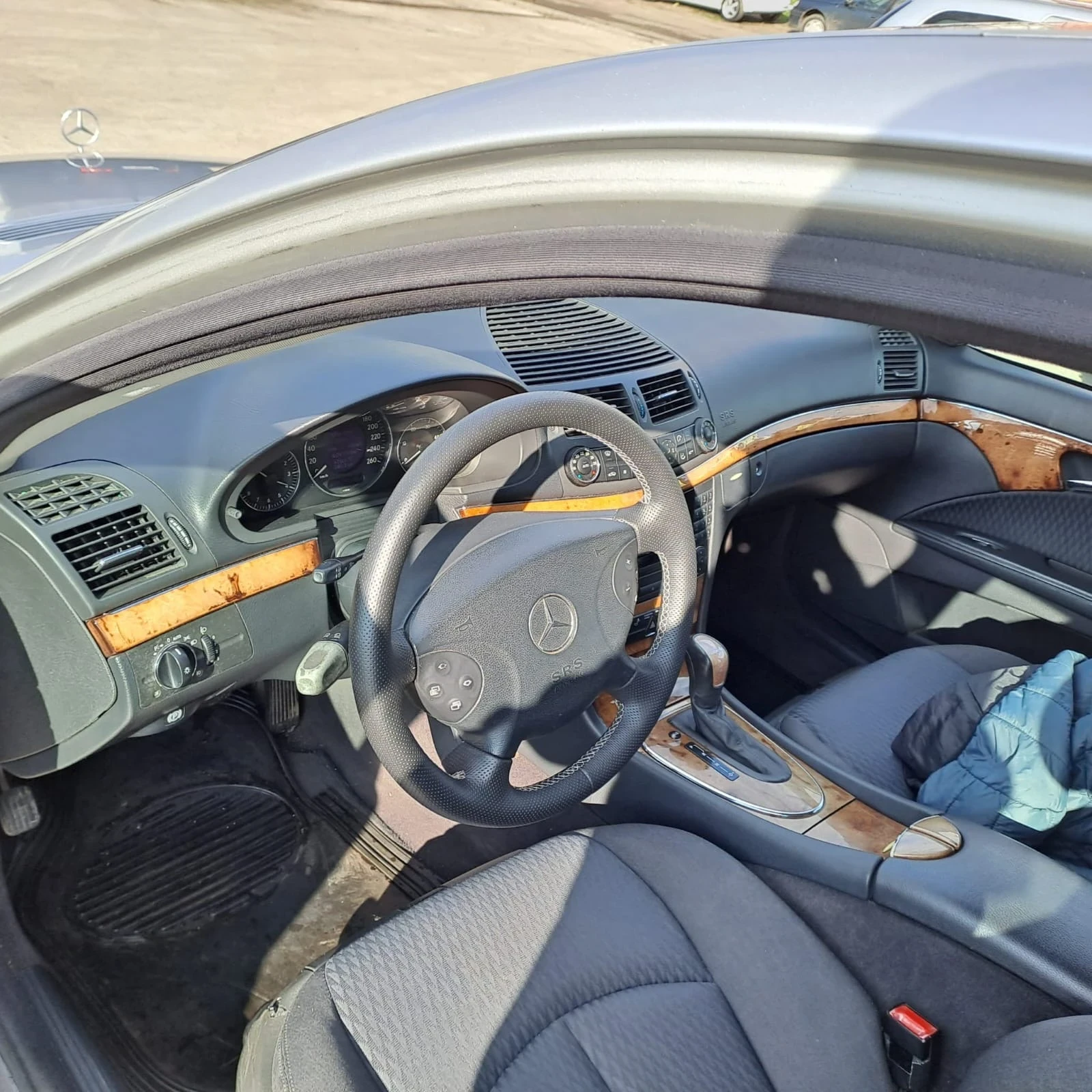 Mercedes-Benz E 220, снимка 4 - Автомобили и джипове - 55412325