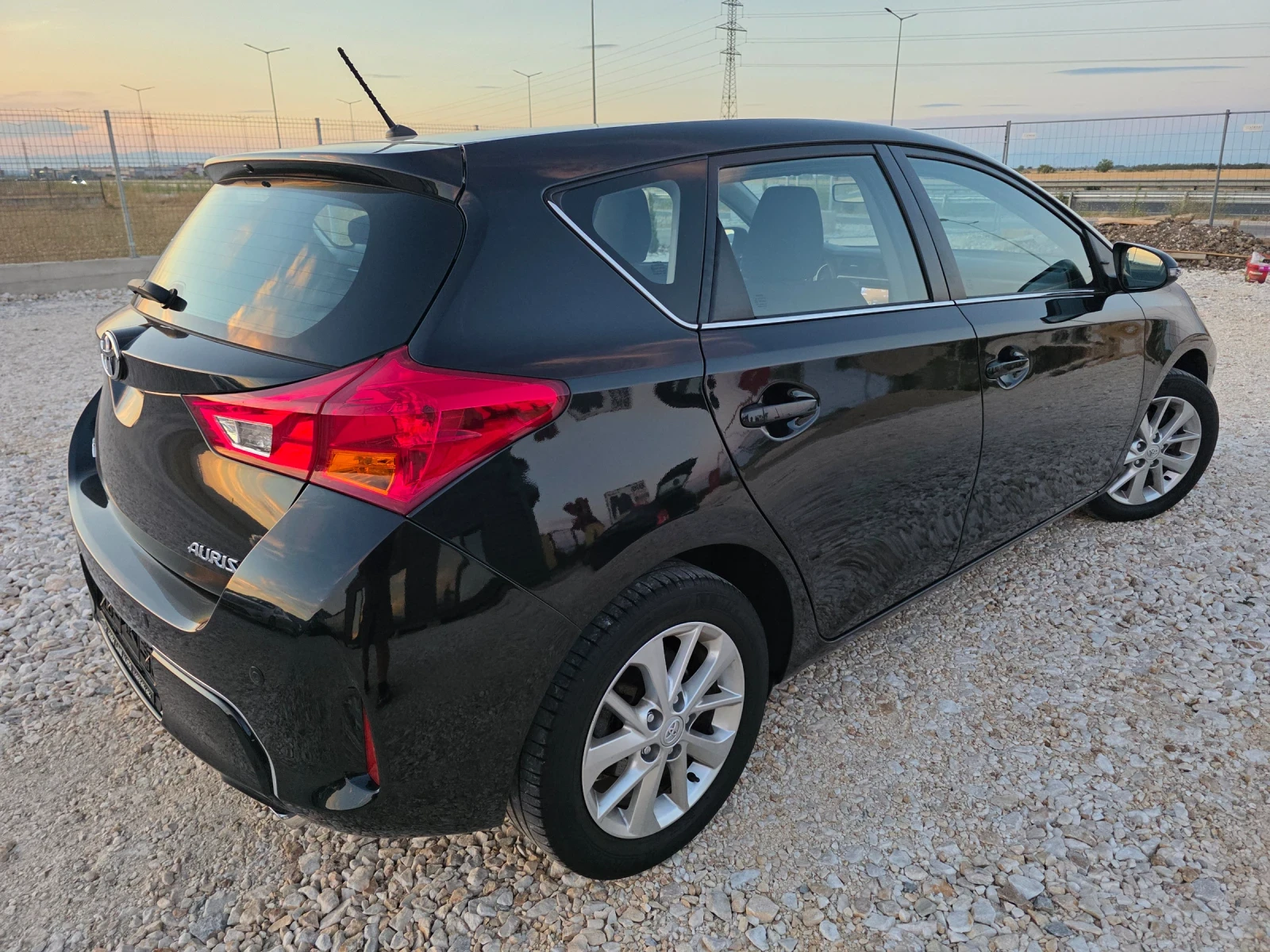 Toyota Auris 1.6 VVTI Навигация Парктроник Евро 5, снимка 4 - Автомобили и джипове - 56231417