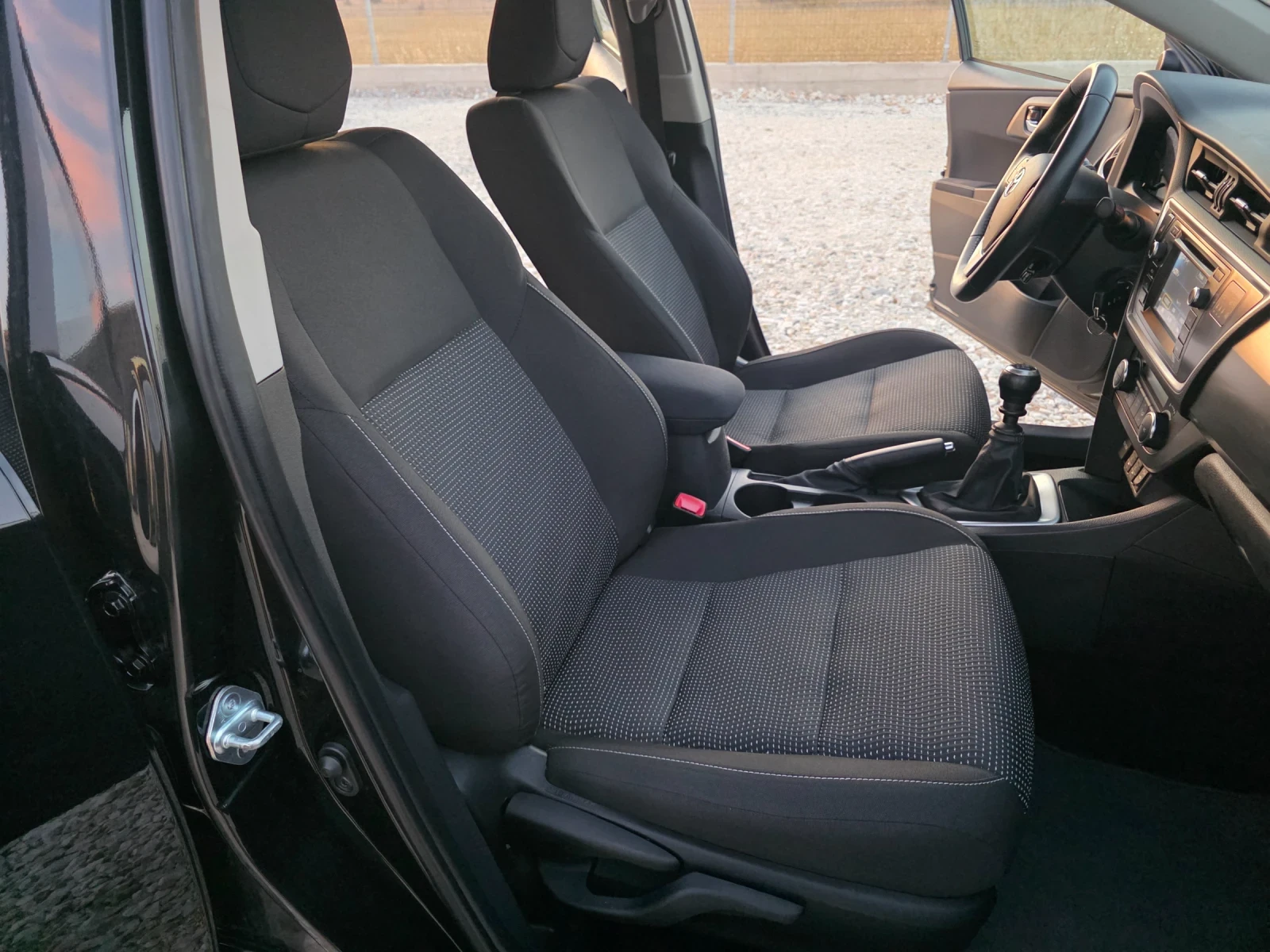 Toyota Auris 1.6 VVTI Навигация Парктроник Евро 5, снимка 8 - Автомобили и джипове - 56231417