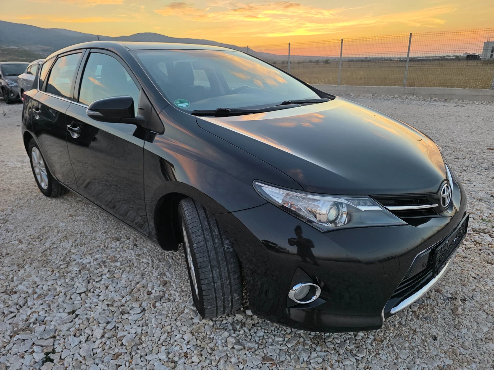 Toyota Auris 1.6 VVTI Навигация Парктроник Евро 5, снимка 3 - Автомобили и джипове - 56231417