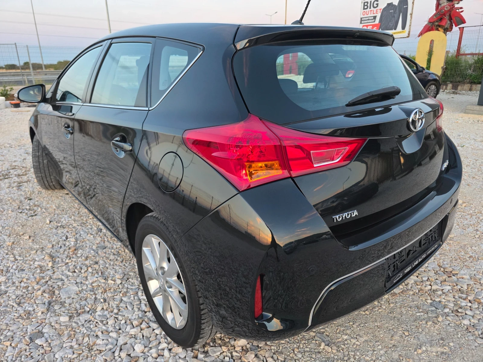 Toyota Auris 1.6 VVTI Навигация Парктроник Евро 5, снимка 2 - Автомобили и джипове - 56231417