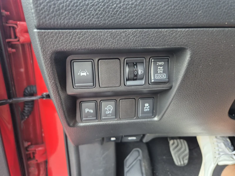 Nissan Qashqai 1.6cdi* ОБСЛУЖЕНА* 4х4, снимка 15 - Автомобили и джипове - 51878892