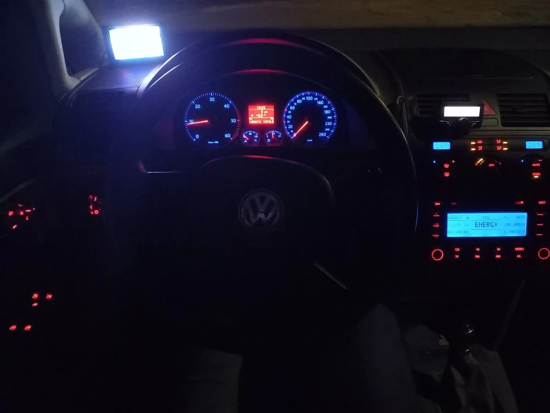 VW Touran 2.0/6ск/136кс хубавият мотор, снимка 13 - Автомобили и джипове - 48562476