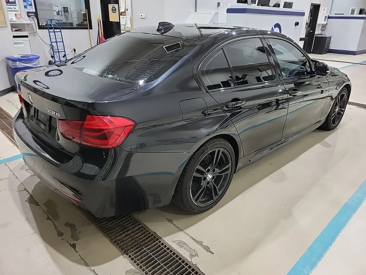 BMW 330 * АВТО КРЕДИТ* ЦЕНА ДО БГ * Сервизна история *  - изображение 4