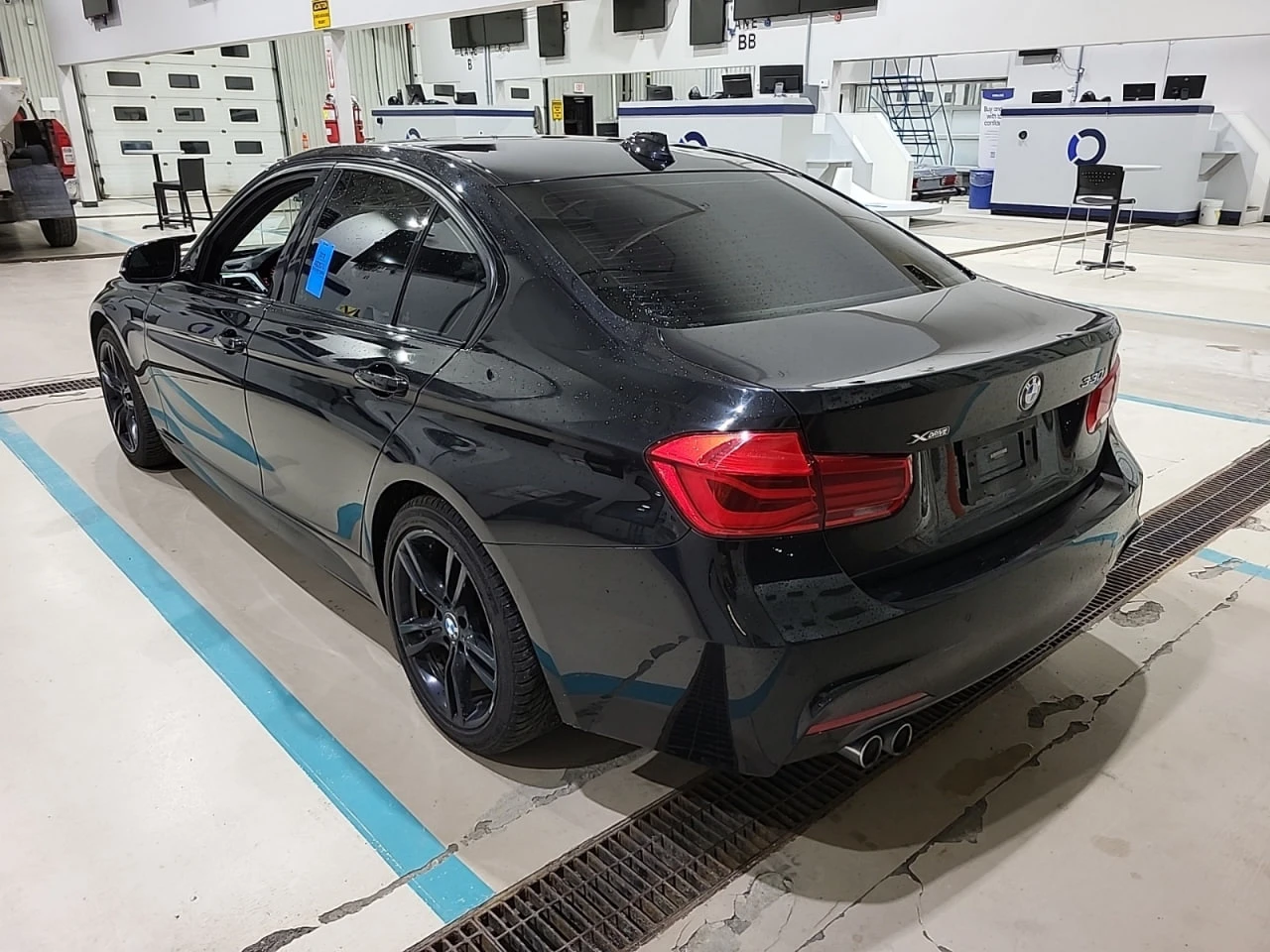 BMW 330 * АВТО КРЕДИТ* ЦЕНА ДО БГ * Сервизна история *  - изображение 6