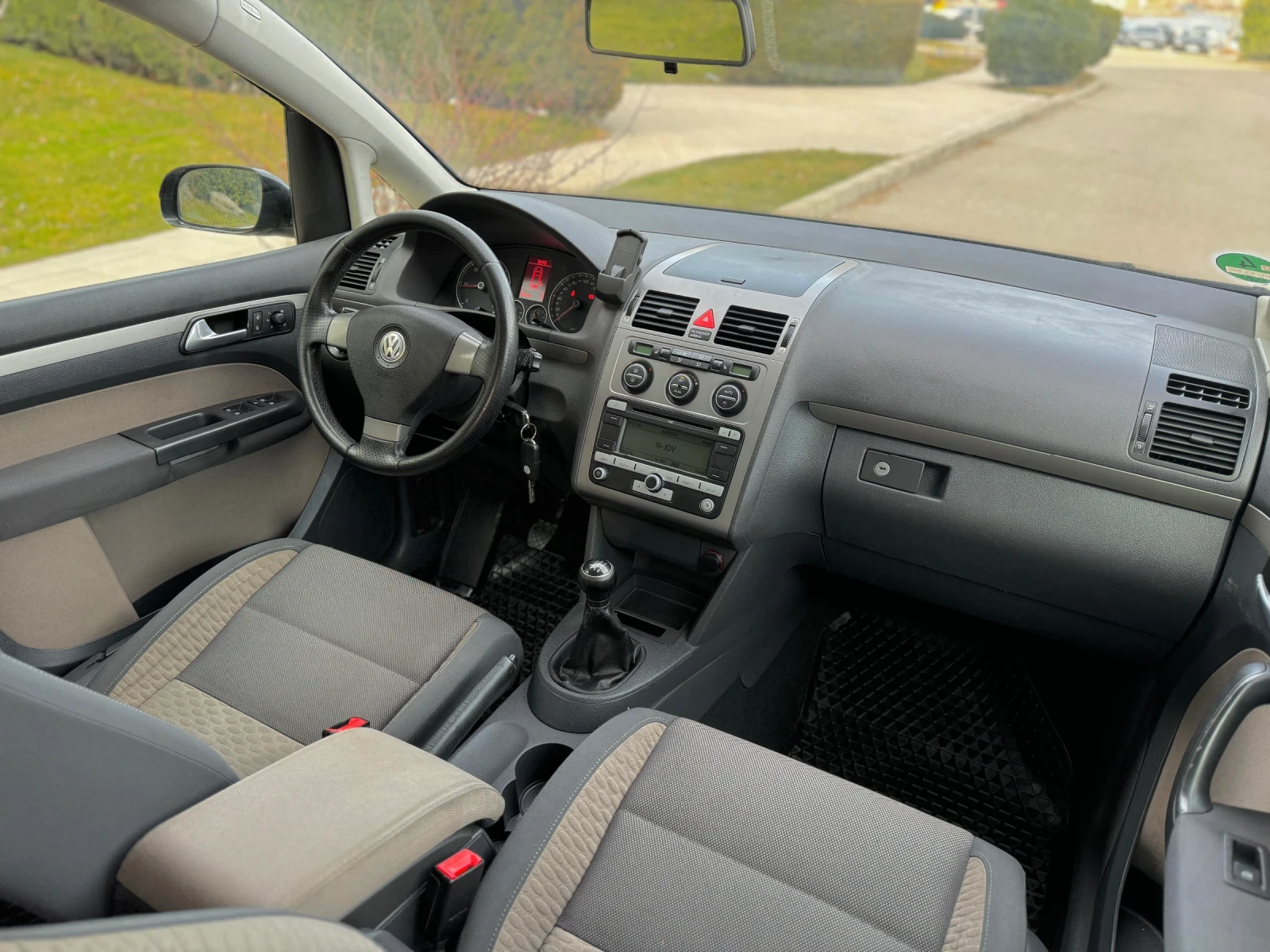 VW Touran CROSS 2.0 TDI 140кс 7 местен, снимка 9 - Автомобили и джипове - 53761394