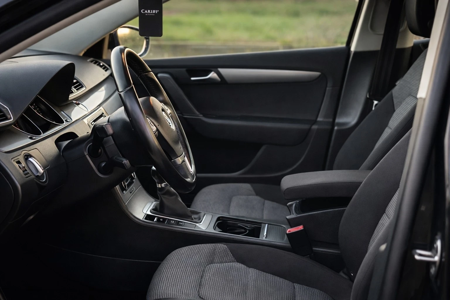 VW Passat 2.0 TDI/СЕДАН/WEBASTO/PARK ASSIST, снимка 9 - Автомобили и джипове - 54402371