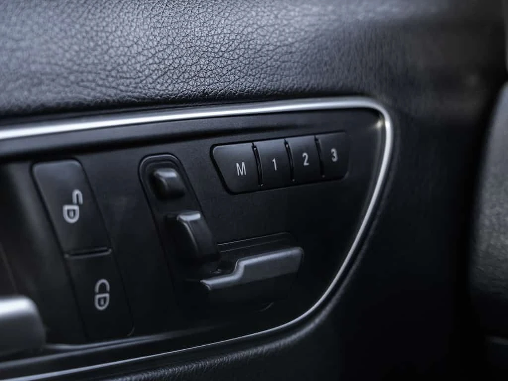 Mercedes-Benz GLA * 4MATIC 4dr 250 | Safety Included | No Dealer A *, снимка 17 - Автомобили и джипове - 53714315