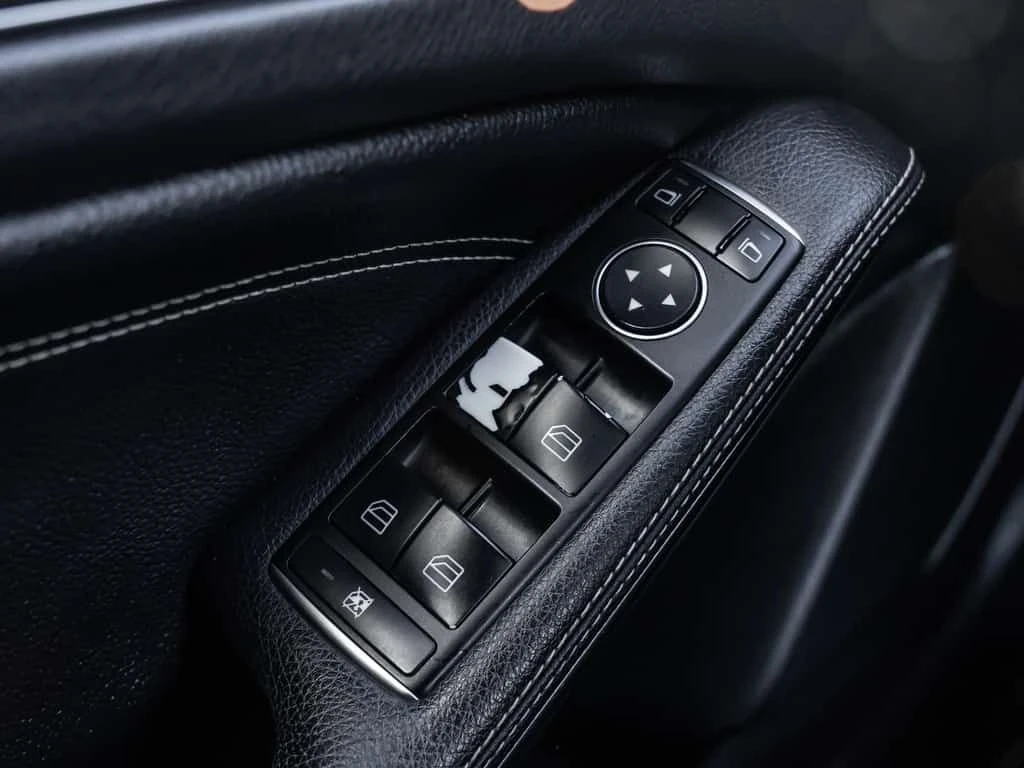 Mercedes-Benz GLA * 4MATIC 4dr 250 | Safety Included | No Dealer A *, снимка 15 - Автомобили и джипове - 53714315